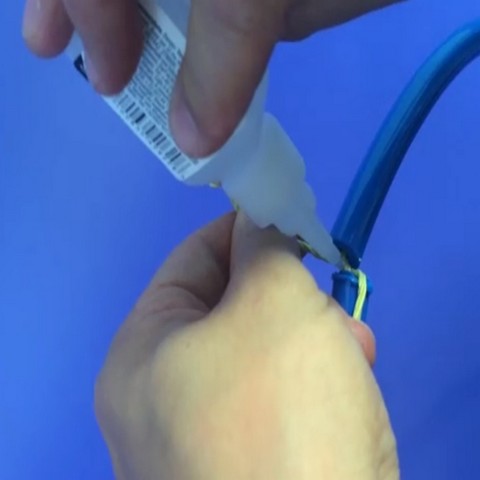 Sceller le noeud avec un point de colle