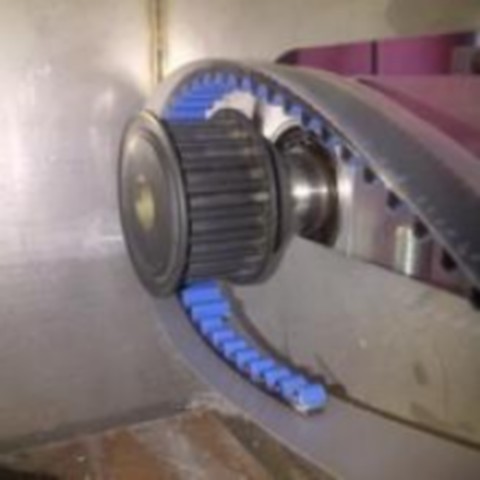 Insertion de la courroie à l'aide de la languette de passage