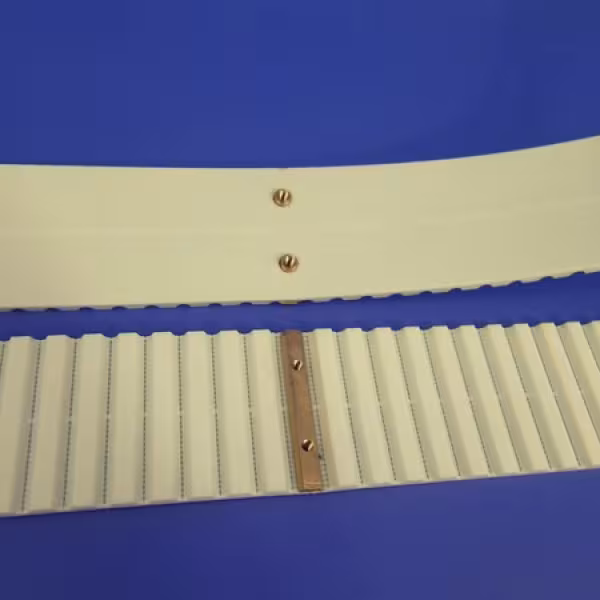 Courroie dentée à tasseaux vissés _ fausse dent en laiton