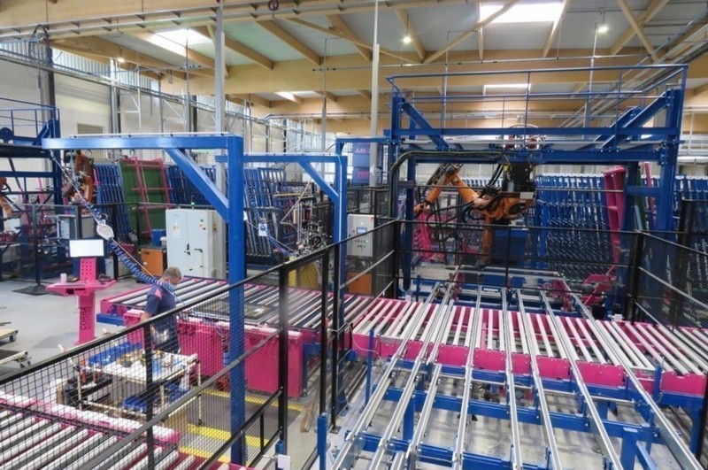 Usine de fabrication de fenêtres avec transport par courroies